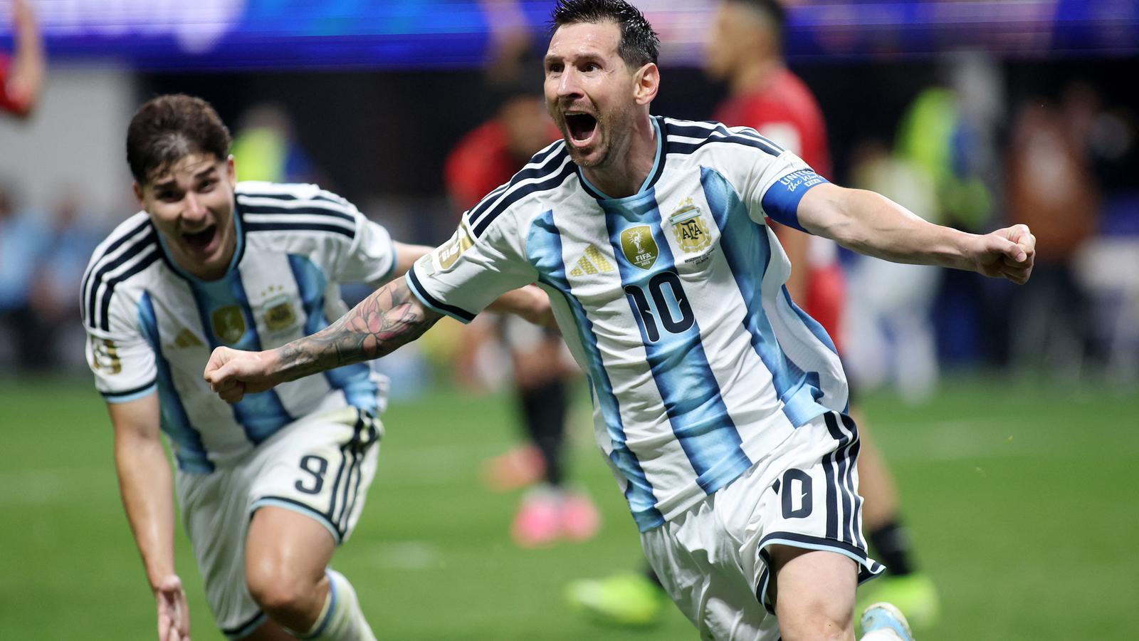 Lionel Messi grita un gol con la camiseta de la Selección Argentina