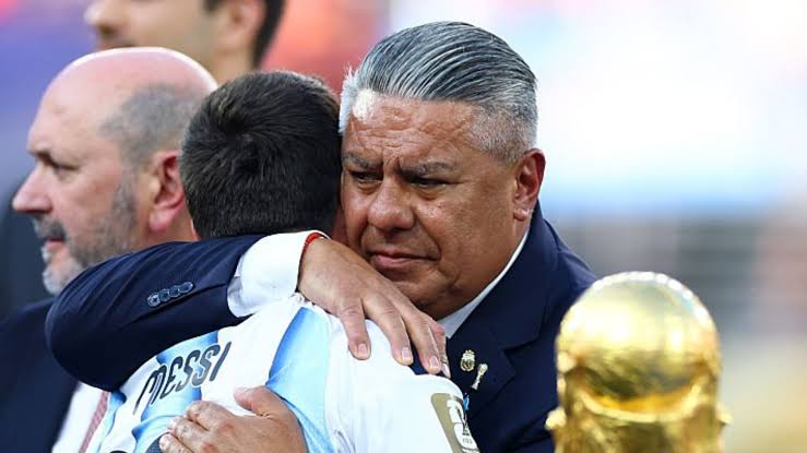Claudio Fabián Tapia abraza a Lionel Messi junto a la Copa del Mundo