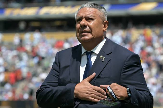 Claudio Fabián Tapia, presidente de la AFA, con la mano en el pecho durante el himno